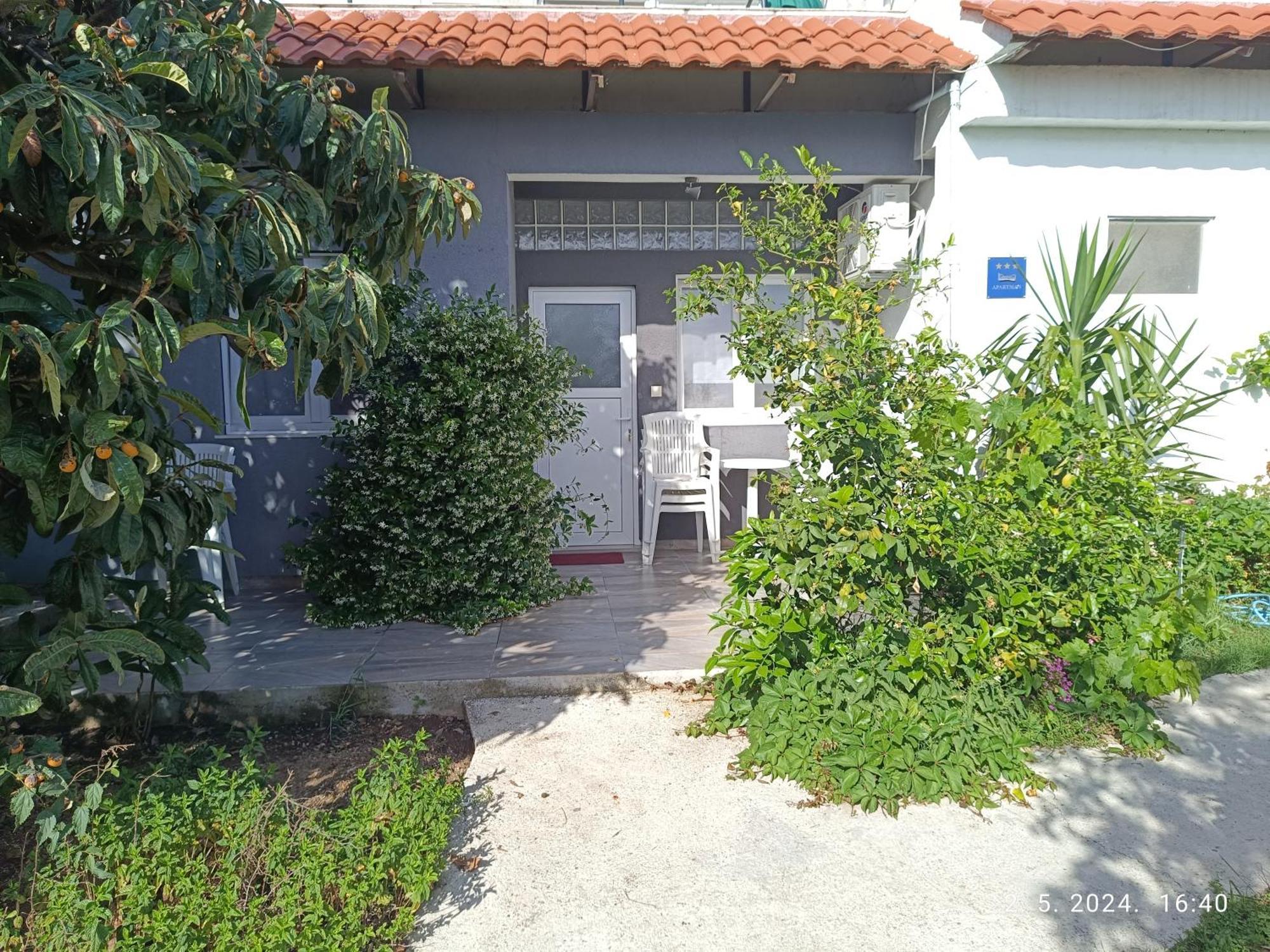 Leonica Apartment Omis Exterior photo